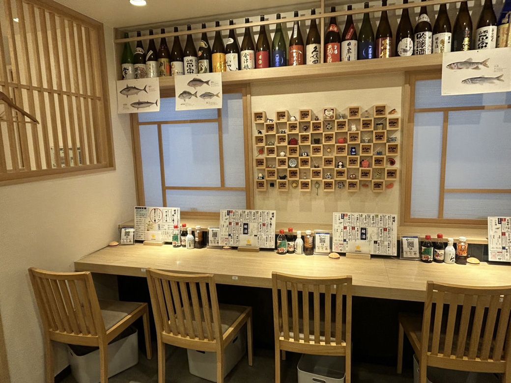 「魚がイチバン 九段靖国通り店」の内観②（写真：筆者撮影）