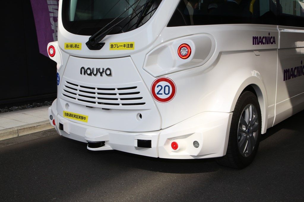 レベル4に対応したナビヤ社の自動運転バス「エヴォ」（筆者撮影）