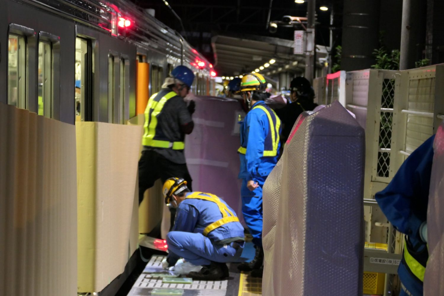 近くのドアから次々と運び出されるホームドアの筐体（記者撮影）