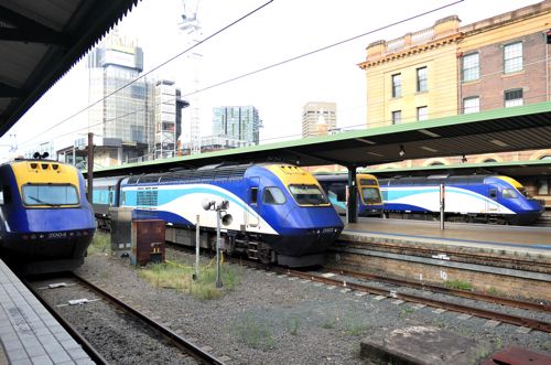朝のセントラル（シドニー中央駅）に並んだ各方面へのXPT（筆者撮影）