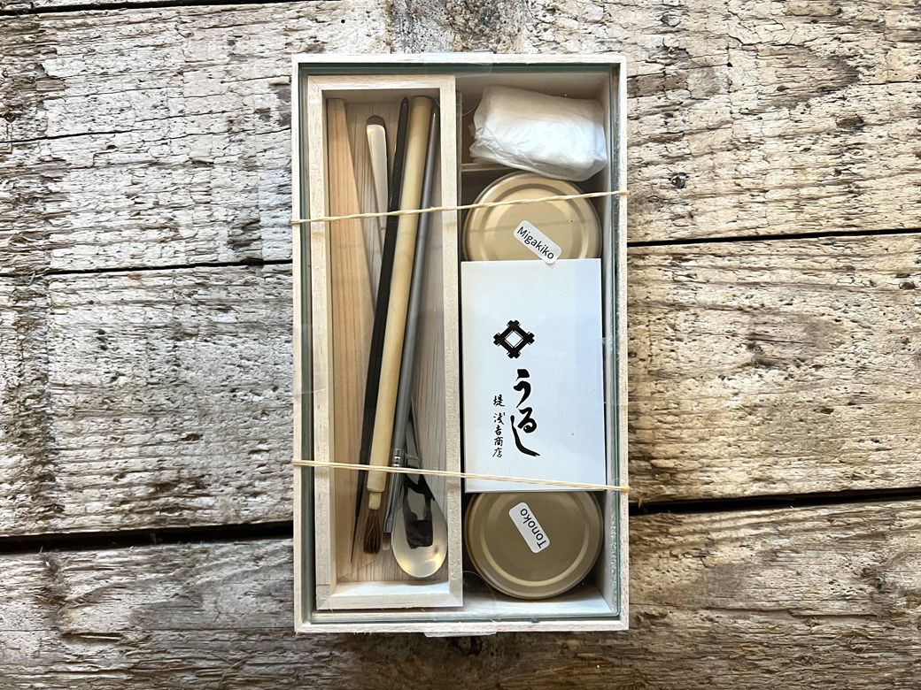 日本で購入した金継ぎセット。２人はパリで金継ぎのレッスンを受けたことがある。京都での金継ぎレッスンも受けたかったが、残念ながらスケジュールが合わず断念（筆者撮影）