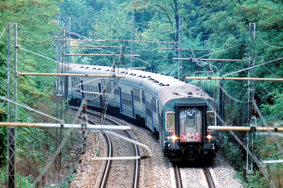 制御客車を先頭に走行するイタリアの低床客車PR型（撮影：橋爪智之）