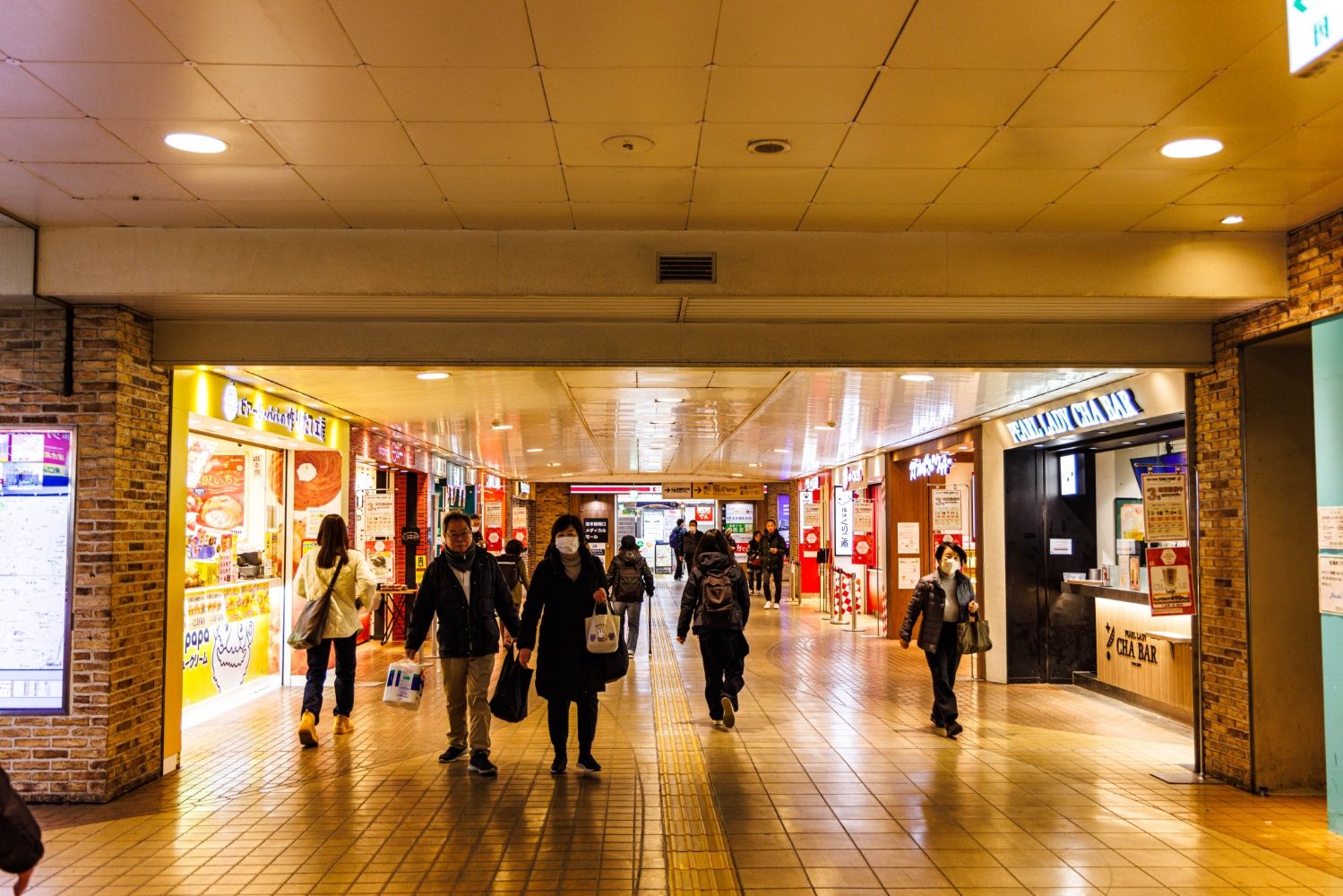 改札を出ると、右にも左にも店舗がずらり（撮影：鼠入昌史）