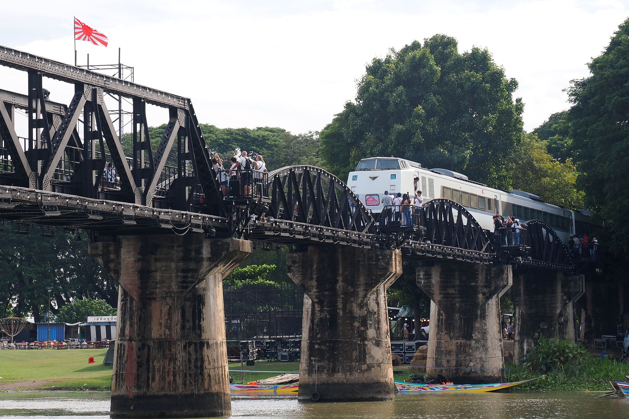 タイ国鉄　キハ183系　貸し切り列車　クウェー川鉄橋