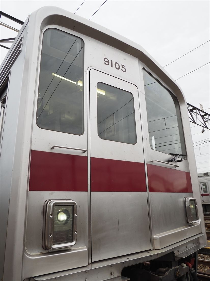 この角度で見ると中央に折り目のあるデザインがよくわかる（記者撮影）