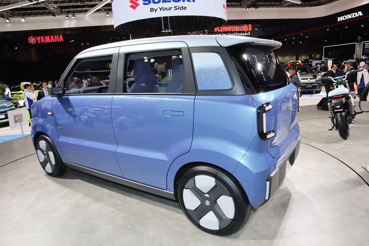 スズキ「ビジョンe-スカイ」（筆者撮影）