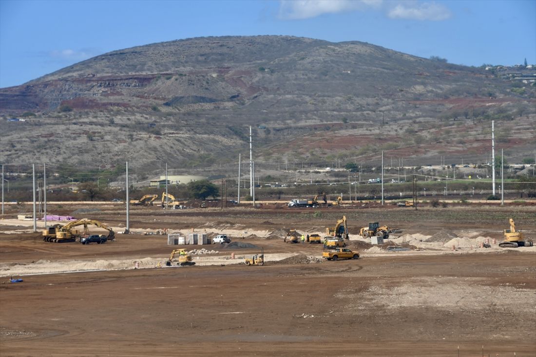 スカイラインの沿線では大規模な宅地開発が進む（記者撮影）