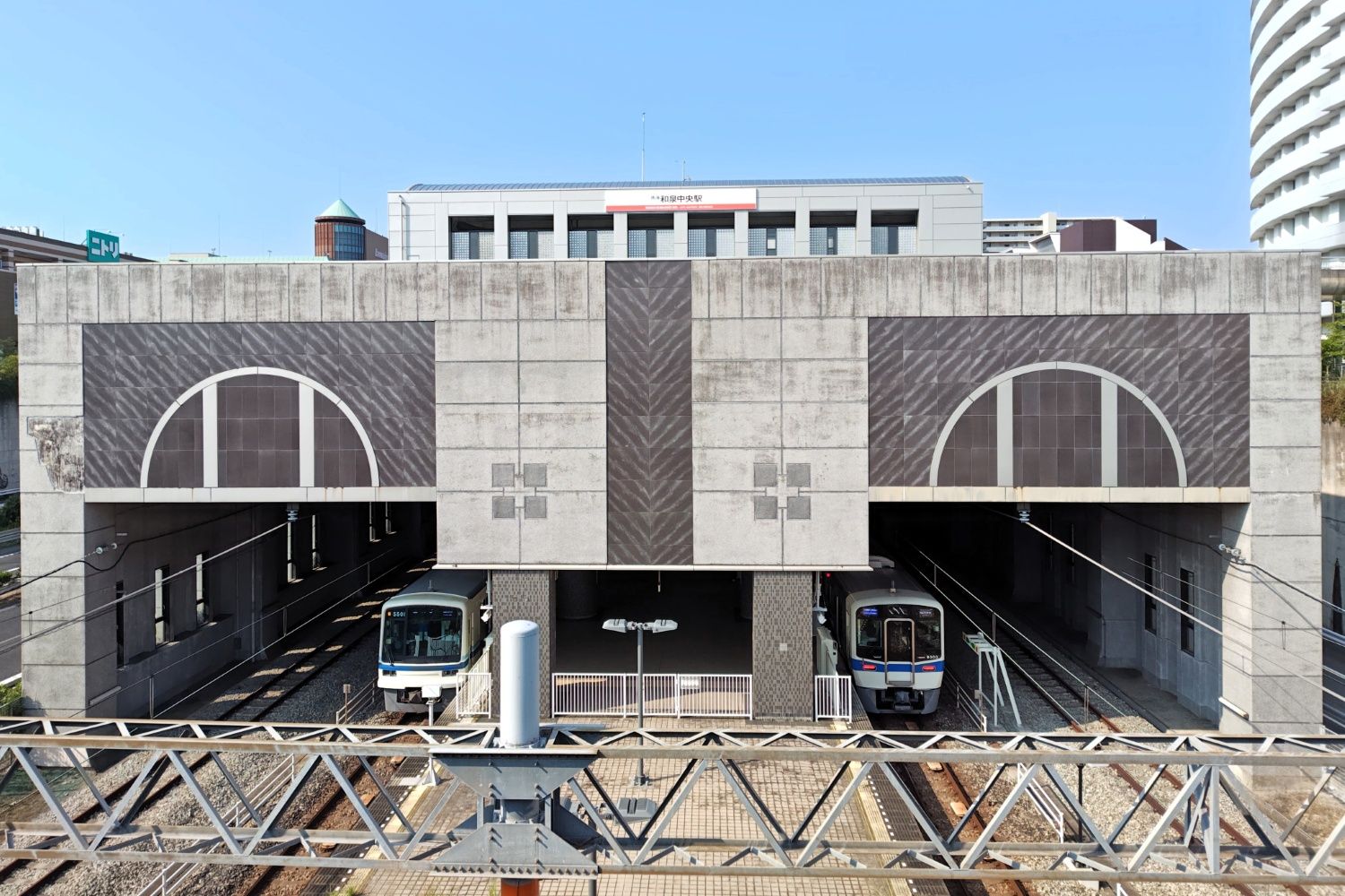 中百舌鳥側のいぶきの大橋から見た現在の和泉中央駅（記者撮影）