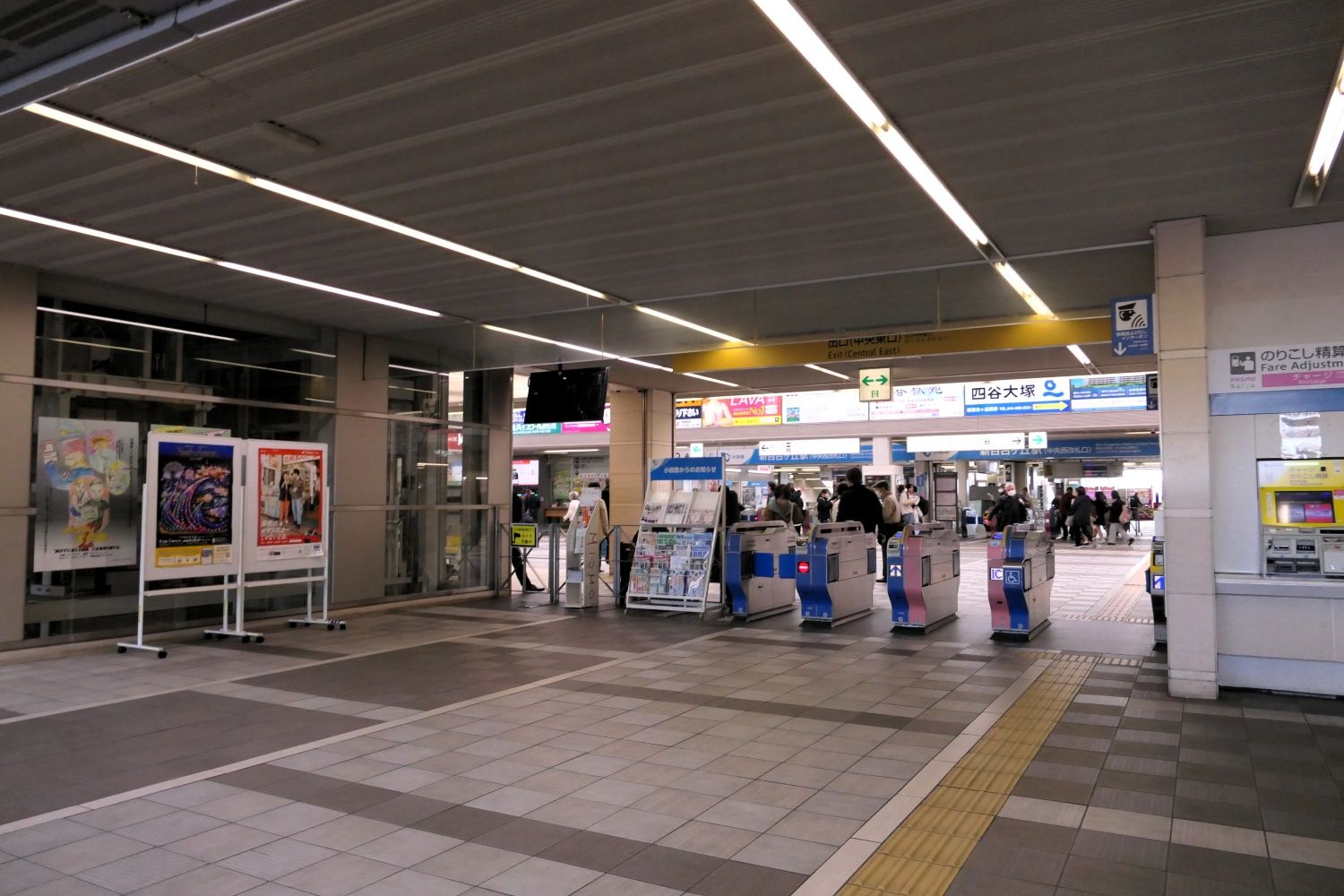 改札は南北の自由通路を挟んで2カ所。こちらの中央東口改札は2008年に完成した（記者撮影）