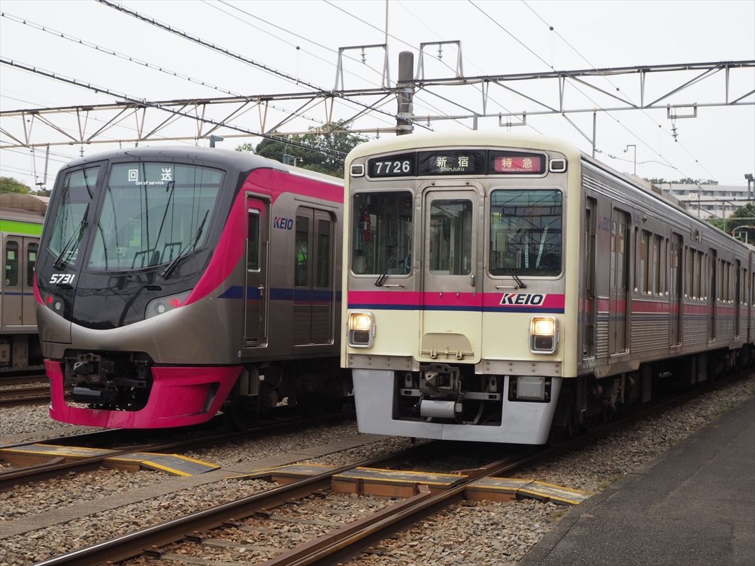 京王電鉄の7000系。新型の5000系と並ぶ（記者撮影）