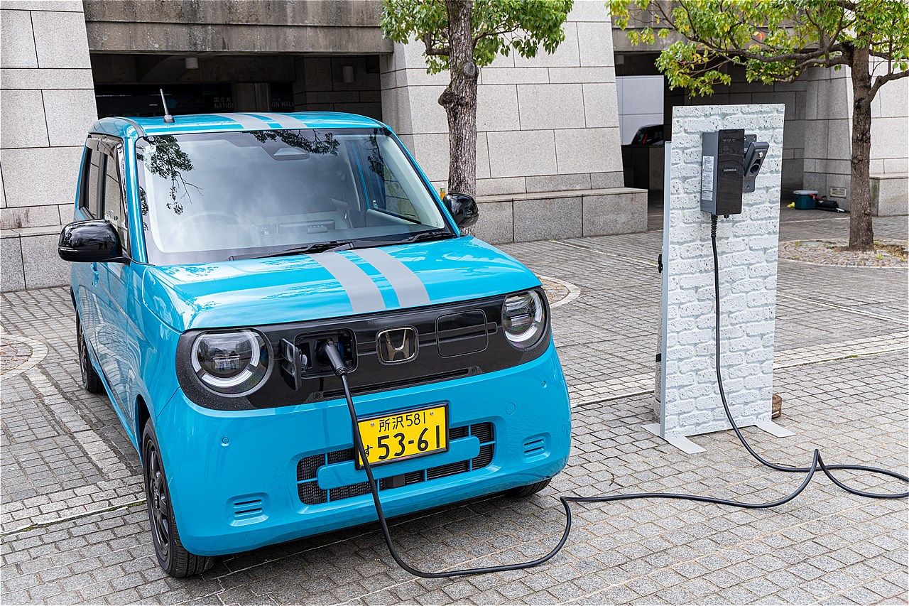 純正アクセサリーを手がけるホンダアクセスが展開するアイテムと、それらを装着したホンダ「N-ONE e:」（写真：三木 宏章）