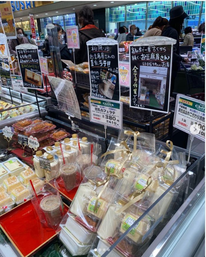 高知市のサンシャインCROVA店での販売の様子（しもだお豆腐店Instagramよりスクリーンショット）