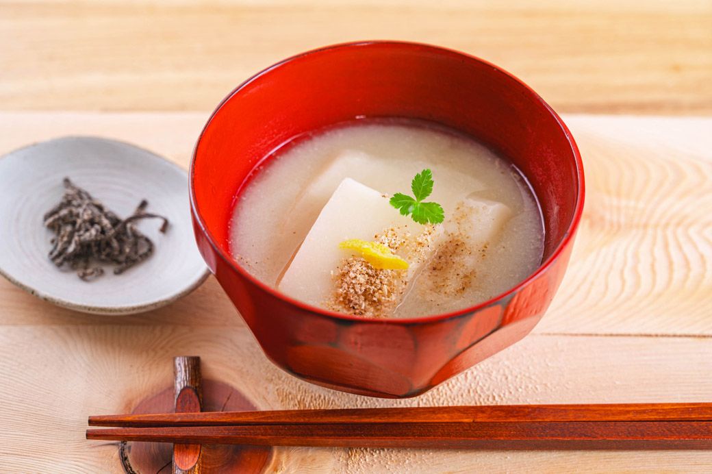 京都のお雑煮は白味噌が定番だ（画像：kikisorasido／PIXTA）