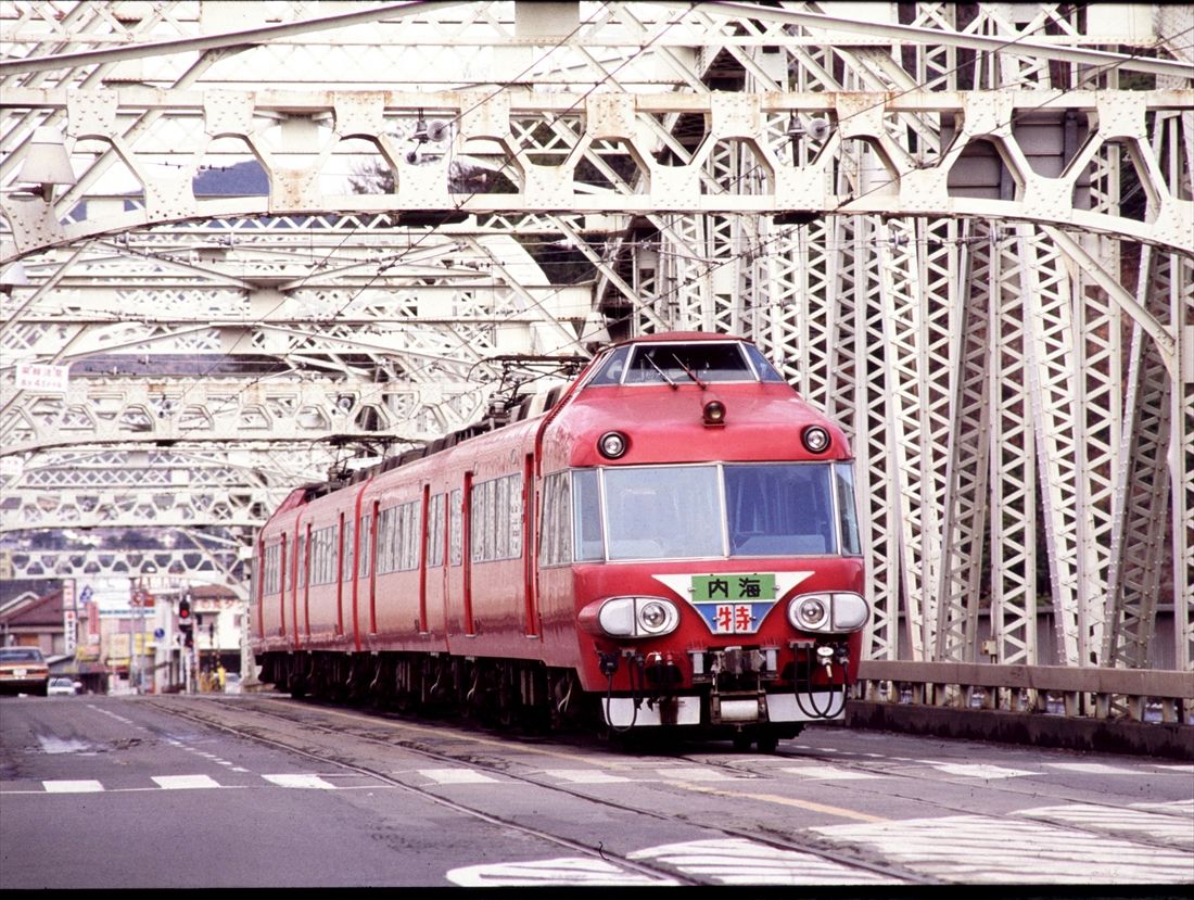鉄道と道路の併用橋だった犬山橋を行く名鉄パノラマカー（撮影：南正時）