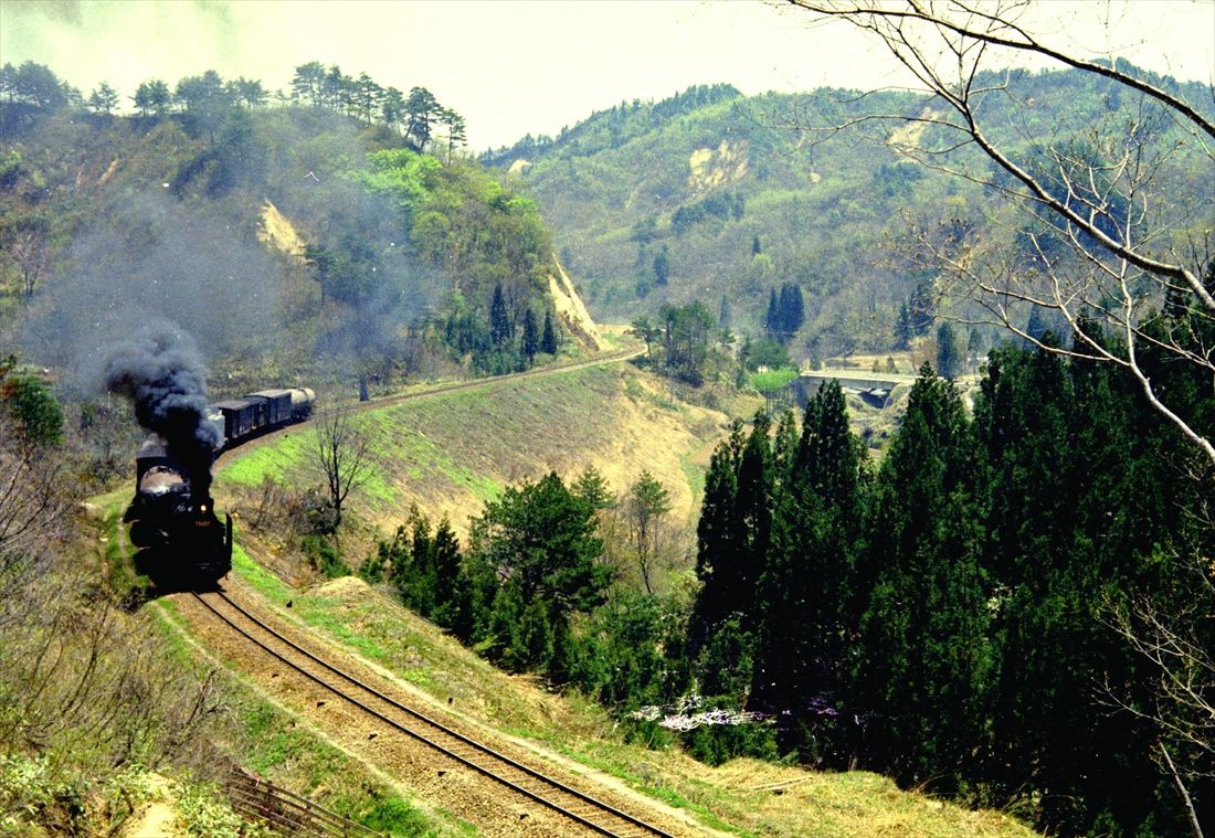 米坂線の宇津峠越えに挑む貨物列車（撮影：南正時）