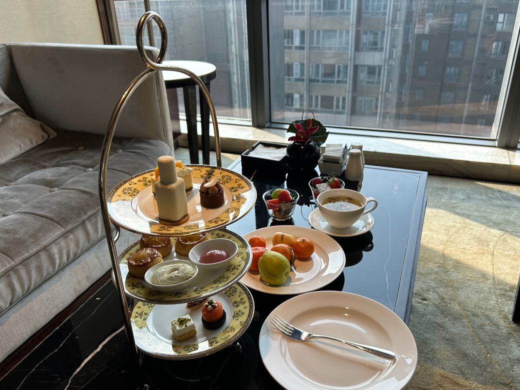 クラブラウンジで提供されるアフタヌーンティー（筆者撮影）