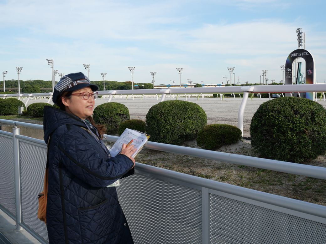取材に応じてくれた、“馬のお尻フェチ”の競馬記者・志賀浩子さん（筆者撮影）