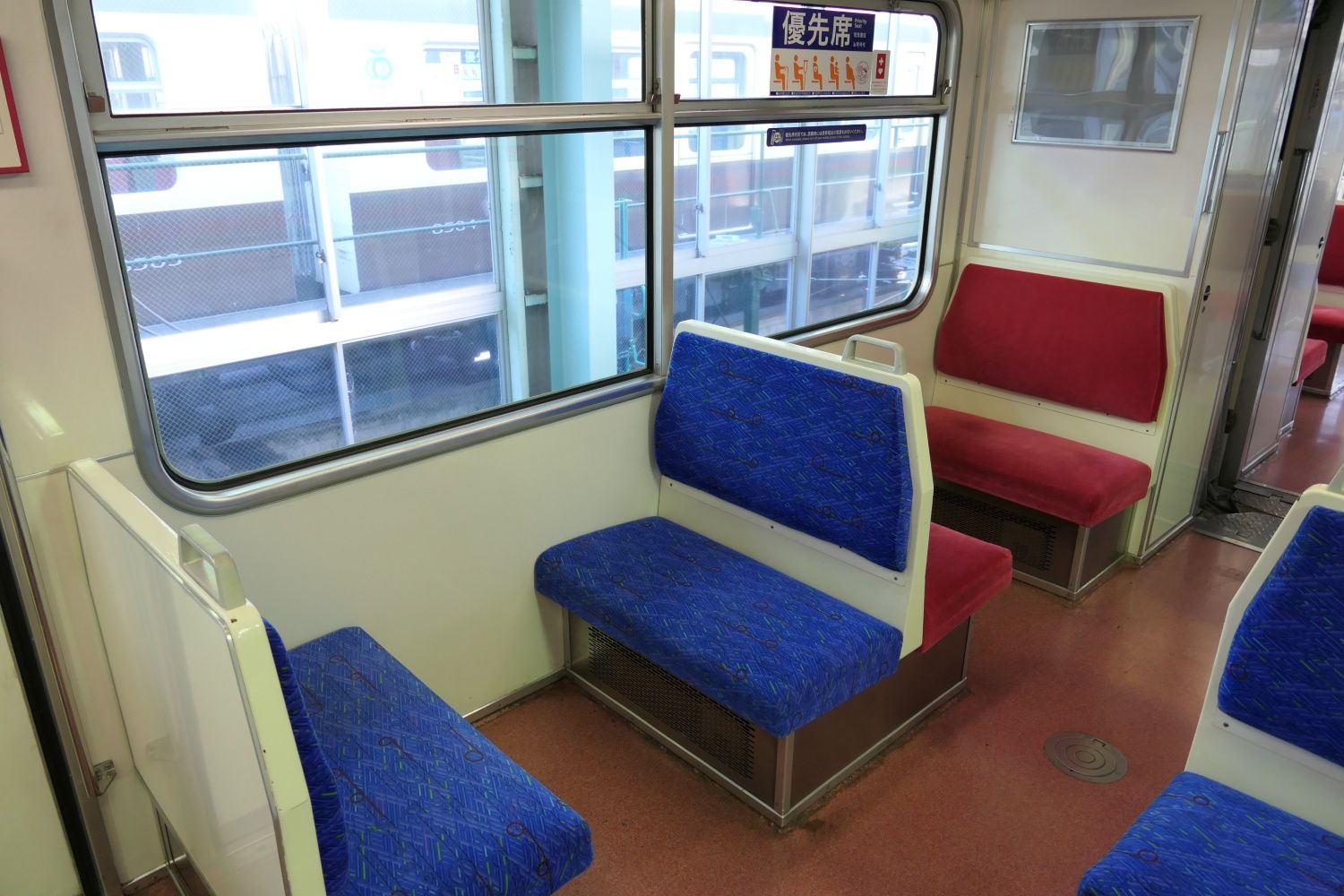 シートの間隔と窓の柱が一致しており眺望がいい（記者撮影）