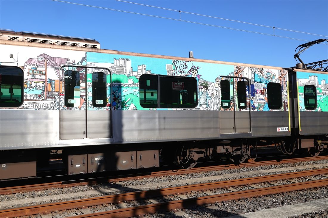 多摩川の河川敷などを描いた部分。この車両は田園都市線用だが、東横線用の車両も同一の作品だ（撮影：尾形文繁）