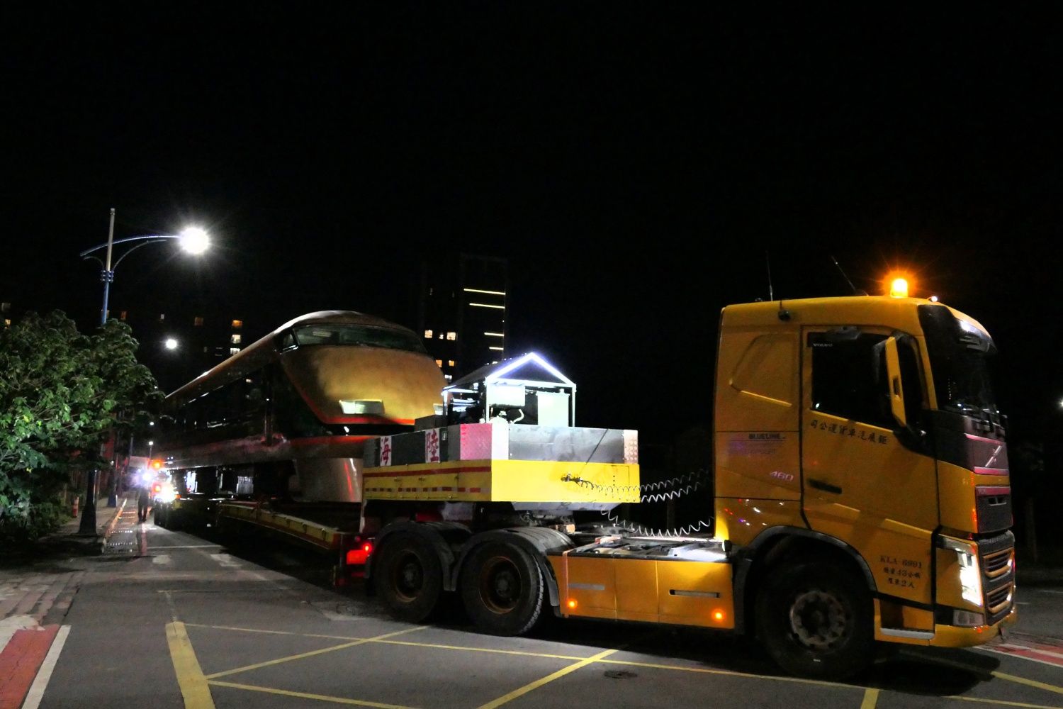 台北駅へ向けて出発するトレーラー（記者撮影）