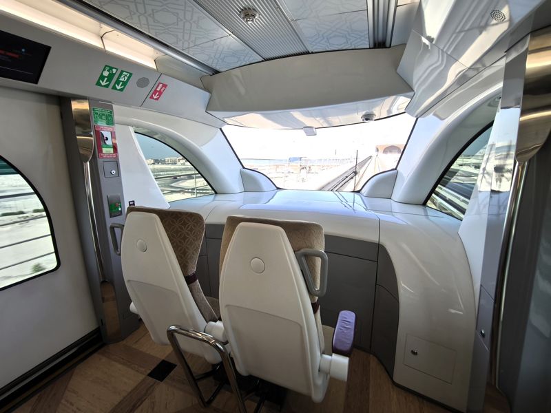 「ゴールドクラブ」という1等室の展望座席には肘掛もある（筆者撮影）