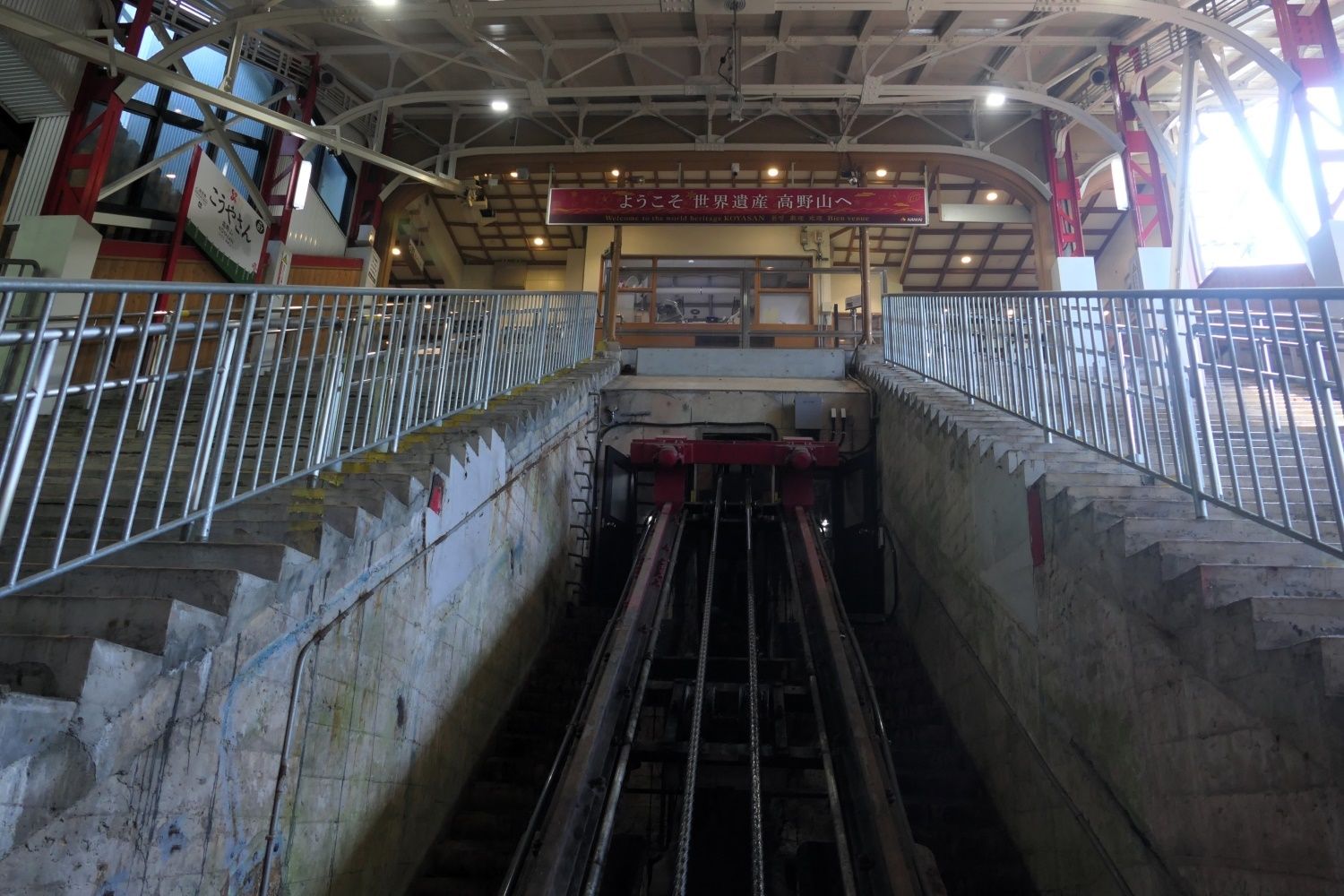 高野山駅のケーブルカー乗り場。正面に運転台の窓が見える（記者撮影）