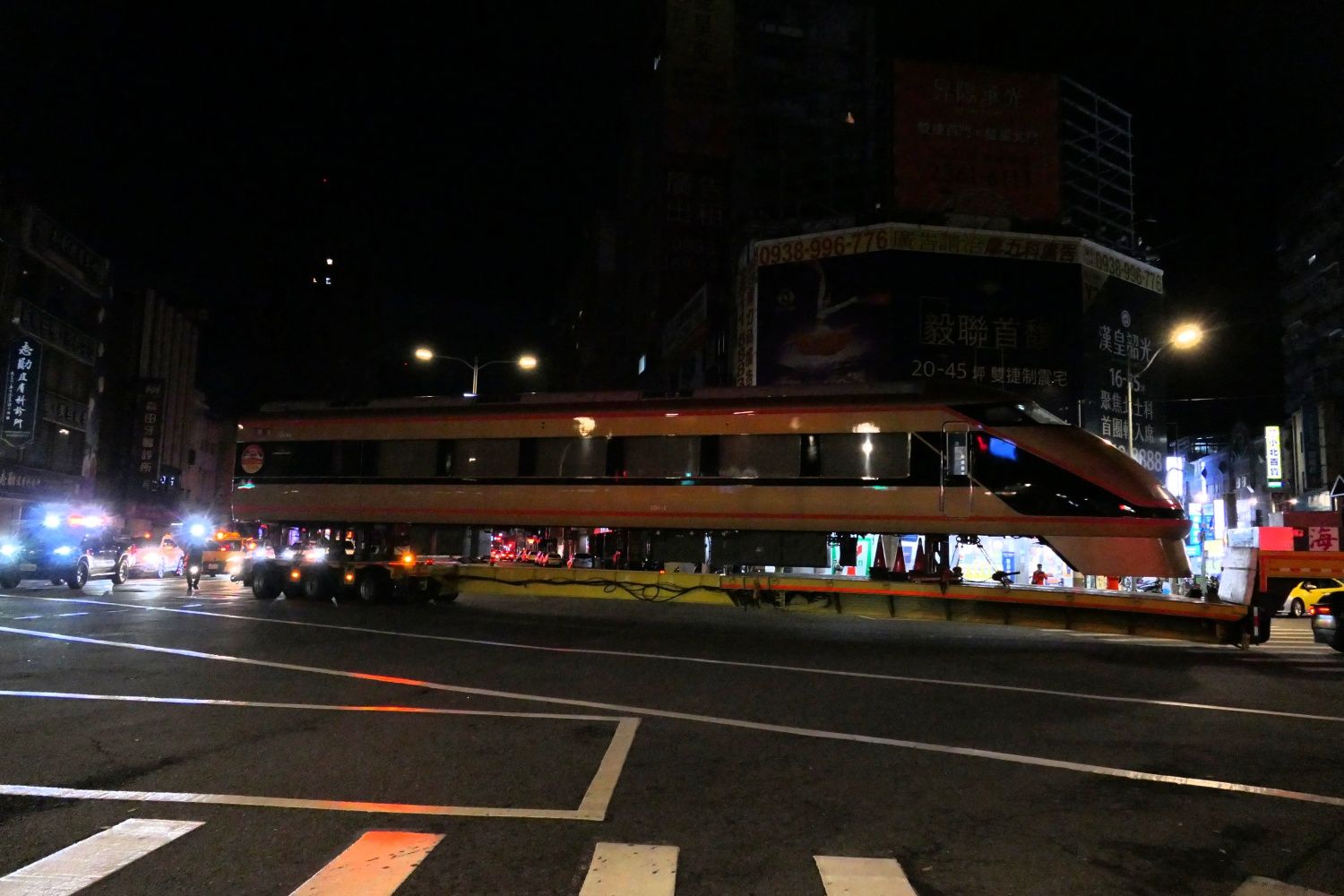 交差点を左折するトレーラー（記者撮影）