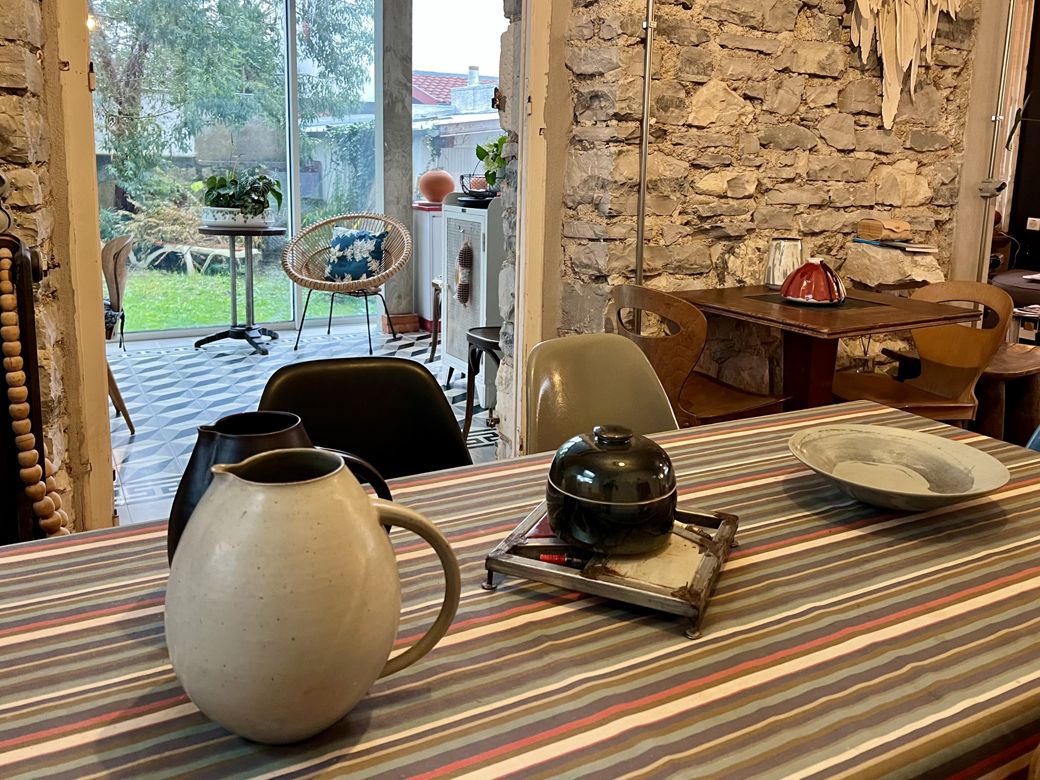 テーブルの上には、ギャラリーのように陶芸作品が並べられていた（筆者撮影）