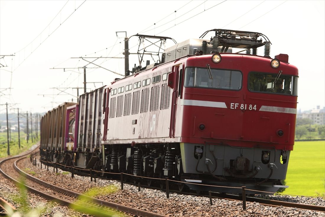 常磐線を走る「赤2号」塗装のEF81形が牽引する貨物列車（撮影：南正時）