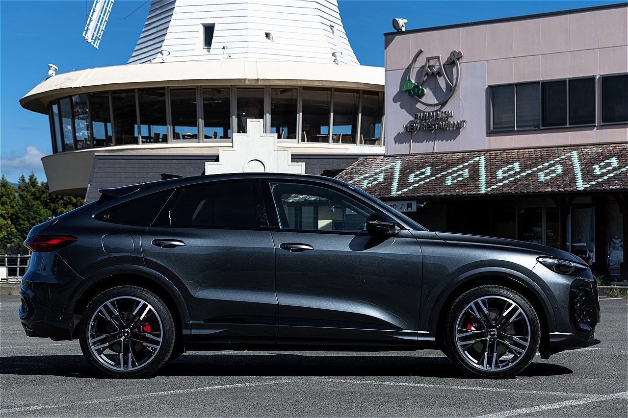 アウディの新型「SQ5スポーツバック」（写真：三木 宏章）