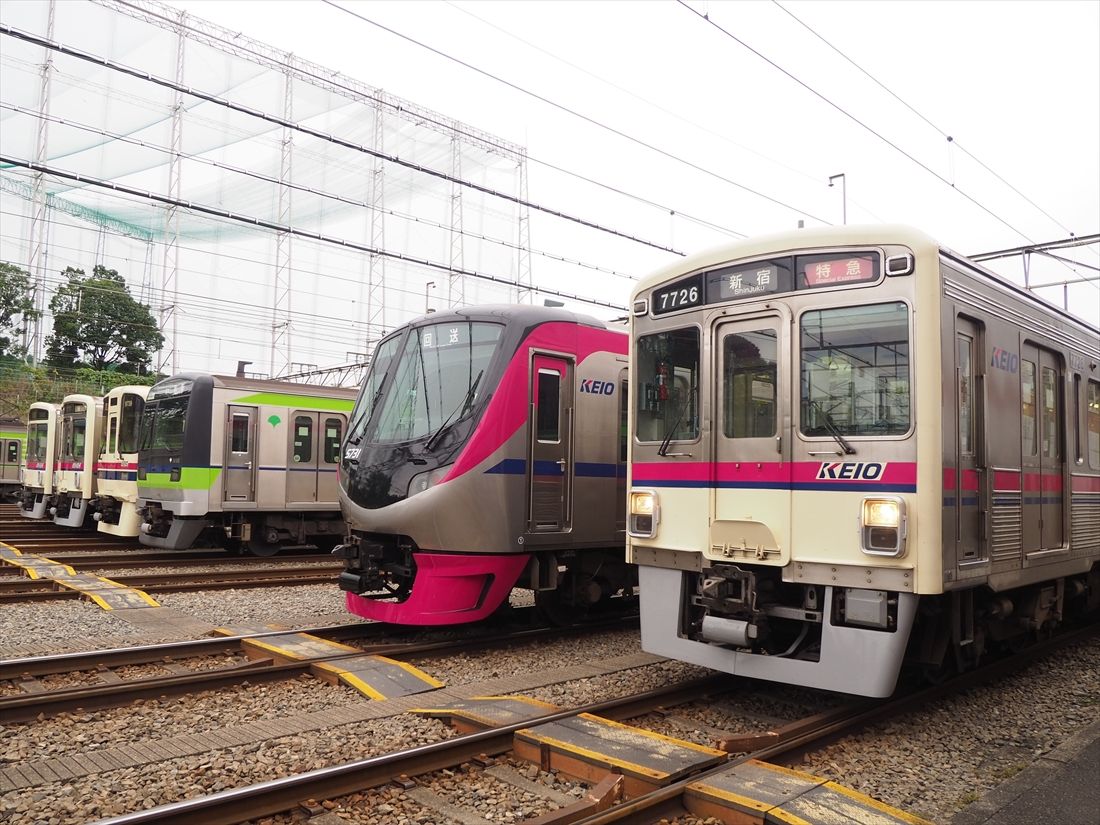 5000系や都営新宿線10-300系、9000系と並んだ7000系。主力の一角として活躍を続ける（記者撮影）