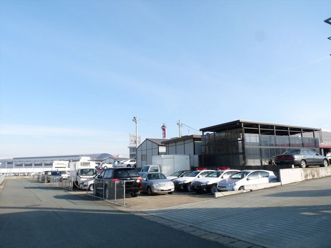 滝山駅の旧予定地付近は自動車販売会社の駐車場が多い。鉄路の痕跡らしきものは見えない（筆者撮影）