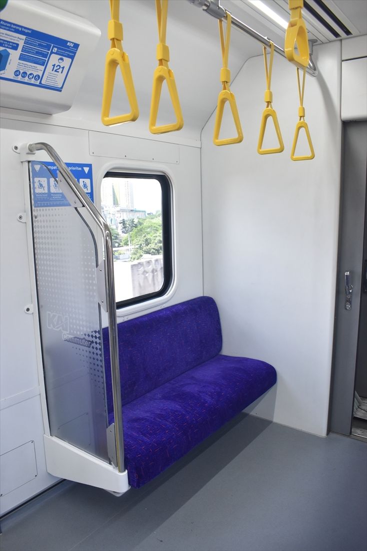 優先席付近の様子。黄色いつり革も日本の車両からのインスピレーションを受けている（筆者撮影）