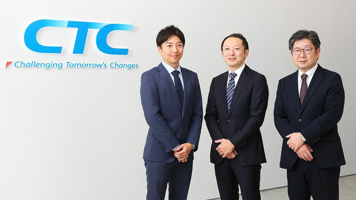 伊藤忠商事 情報・通信部門 情報産業ビジネス部 デジタルバリューチェーン課 課長 小泉 圭巧氏、ウイングアーク1st 執行役員CMO 事業戦略本部 本部長 久我温紀氏、伊藤忠テクノソリューションズ 執行役員 リテール&サービス事業グループ リテール&サービスビジネス企画本部長 重森 倫氏