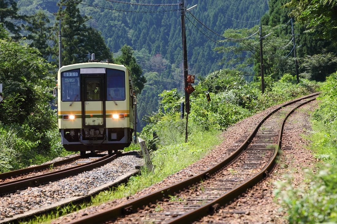 3段スイッチバックを行く木次線の気動車（撮影：南正時）