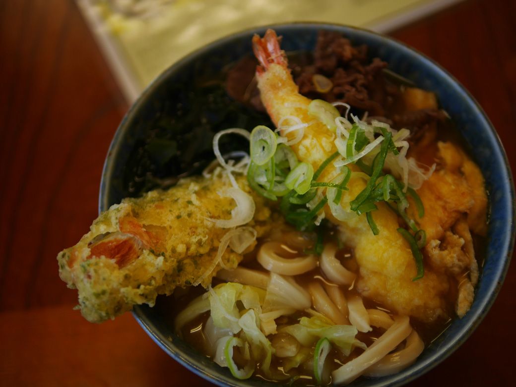 吉田うどん。富士吉田市「ふじや」にて（筆者撮影）