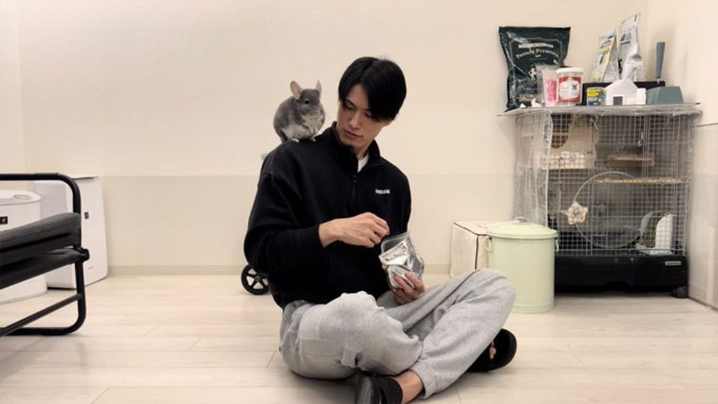 飼い主の一真さんとチンチラのペペくん(写真:一真さん提供)