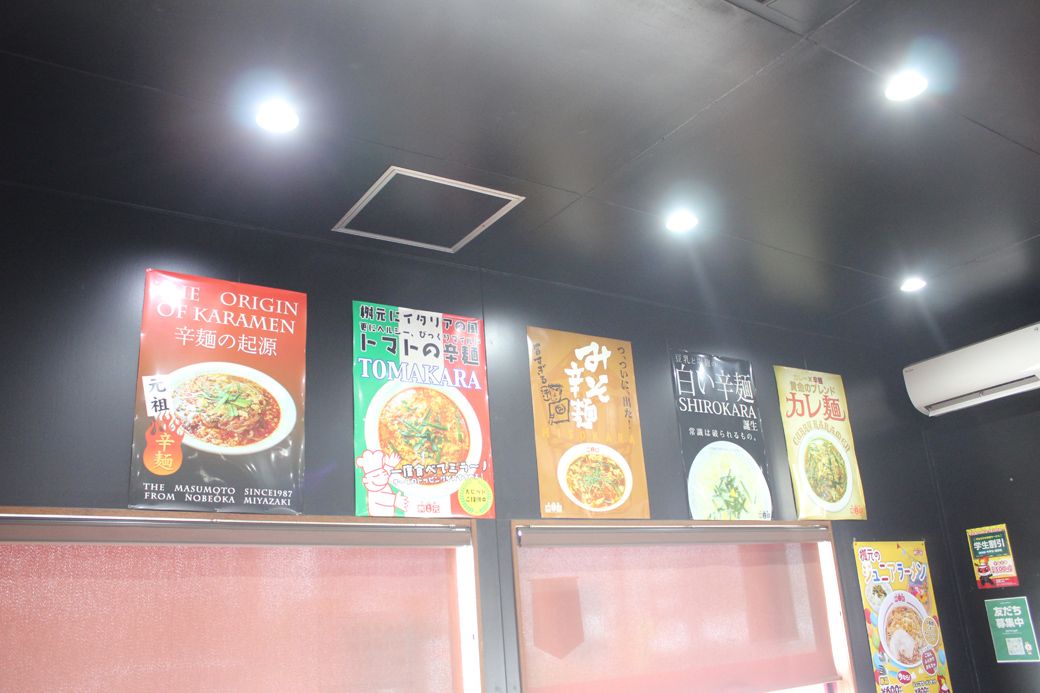 まるで総選挙のような各辛麺の紹介ポスター（筆者撮影）