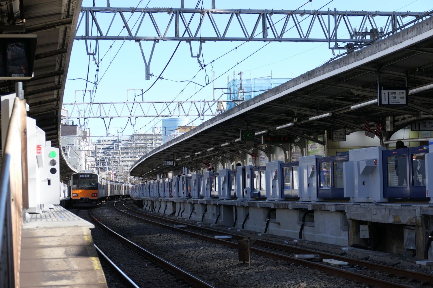カーブしたホームが東武練馬駅の特徴だが……（記者撮影）