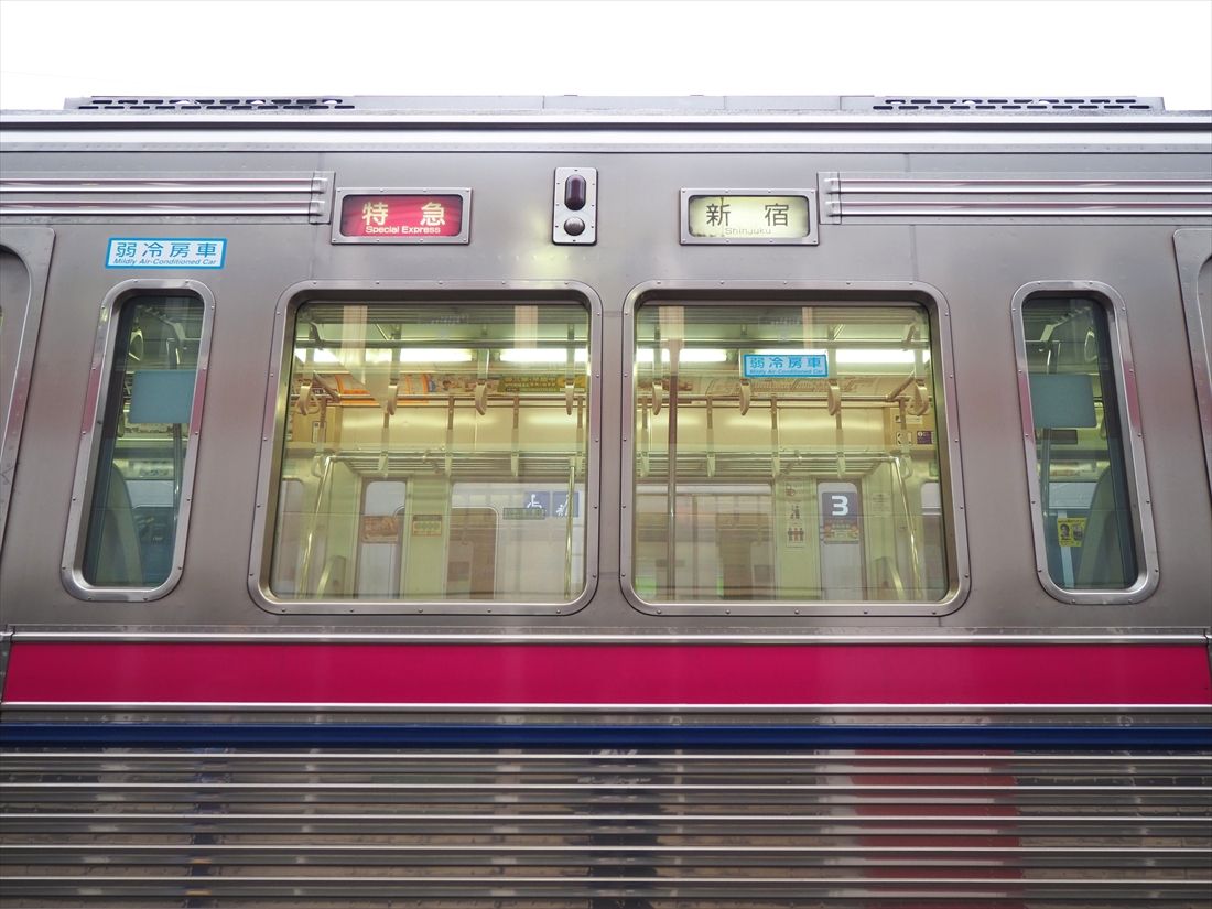 20m4扉のステンレス車両で戸袋窓があるのは比較的珍しい（記者撮影）