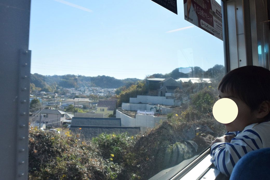 一緒に店舗に向かった息子もモノレールからの景色に大興奮！（写真：筆者撮影）