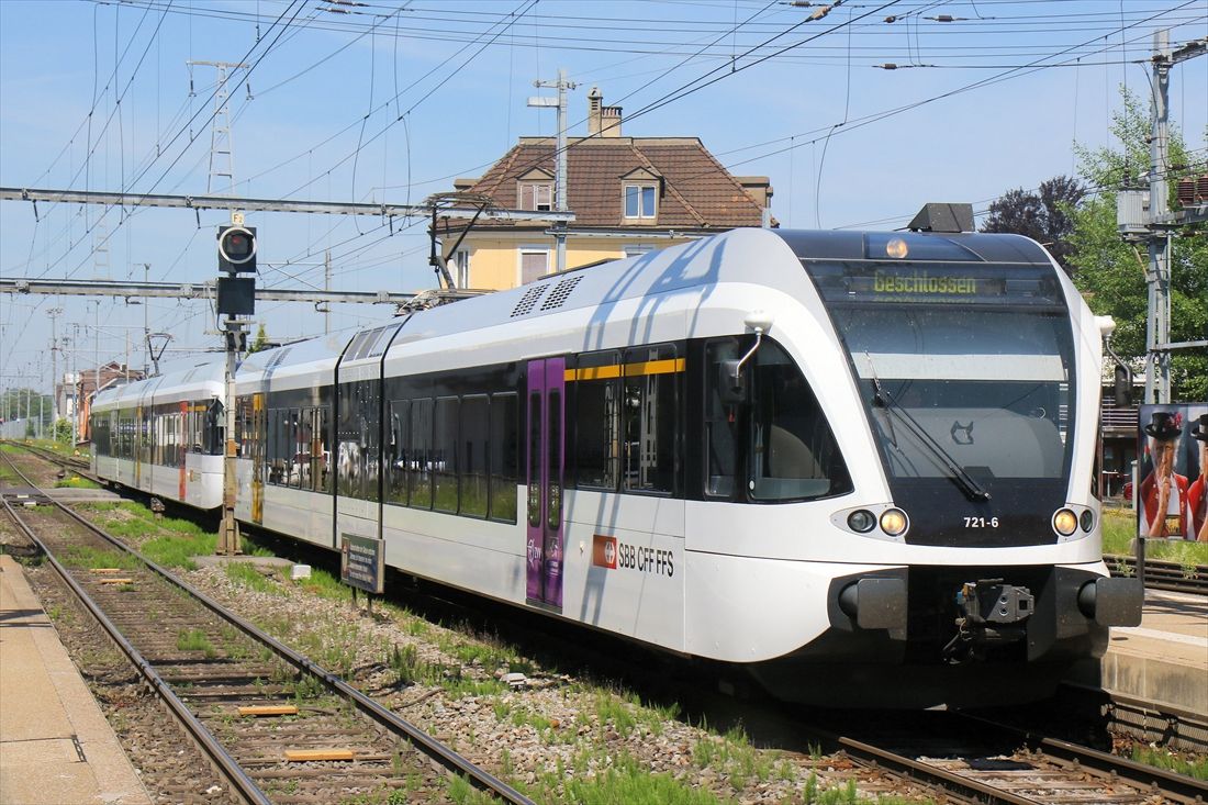 スイスで運行されているシュタドラー製の低床車GTW。中間の短い車体に動力ユニットを集中配置し、前後の客室ユニットは完全低床化している（撮影：橋爪智之）