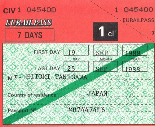 ツアー用として販売された7日間用ユーレイルパスは緑の斜め線が