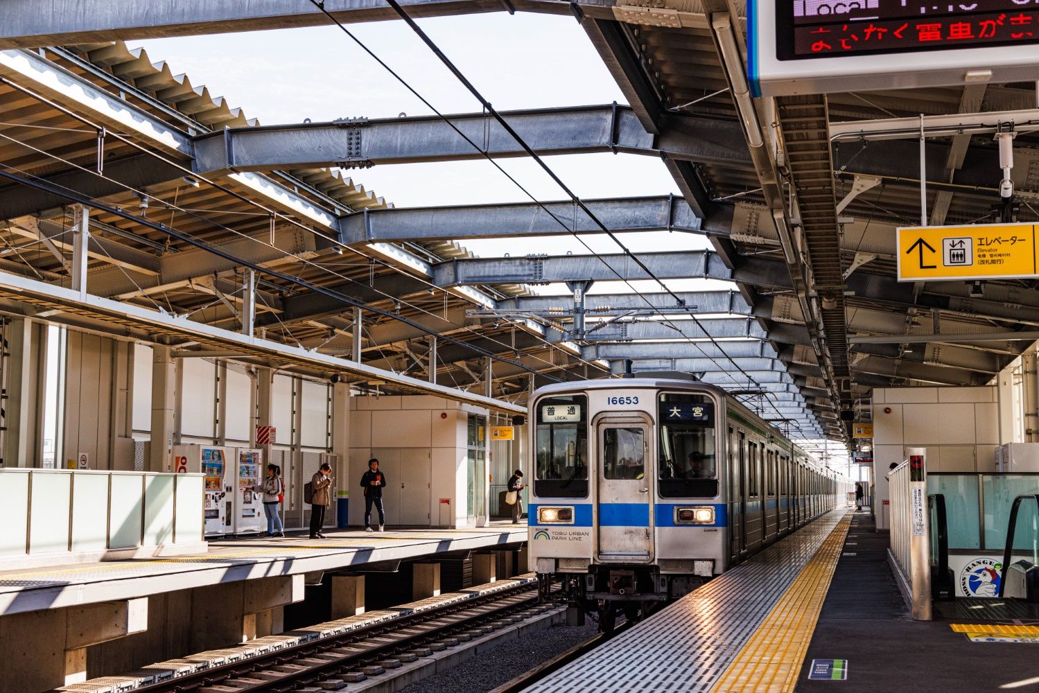 愛宕駅のホーム。シンプルに2面2線（撮影：鼠入昌史）