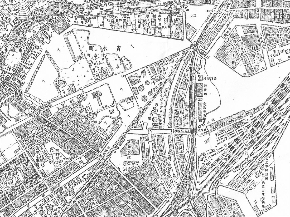 1922年の地形図。中央やや上に「スタンダード油槽所」の文字が見える。貯油タンクが関東大震災で爆発し一帯は火の海と化した。横浜駅はまだ高島町（地形図下）にあった（地図画像：国土地理院所蔵）