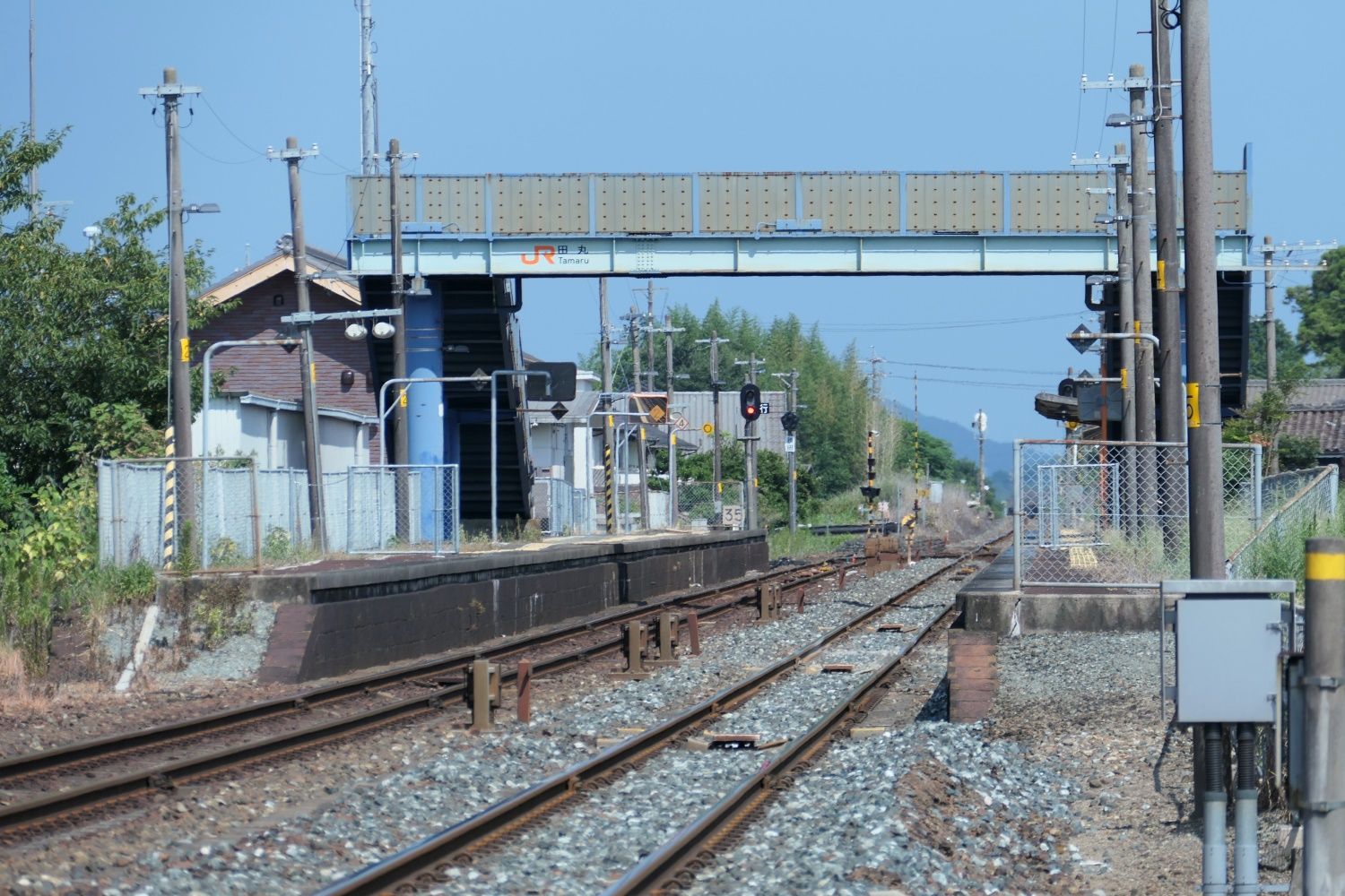 西側から見た田丸駅（記者撮影）