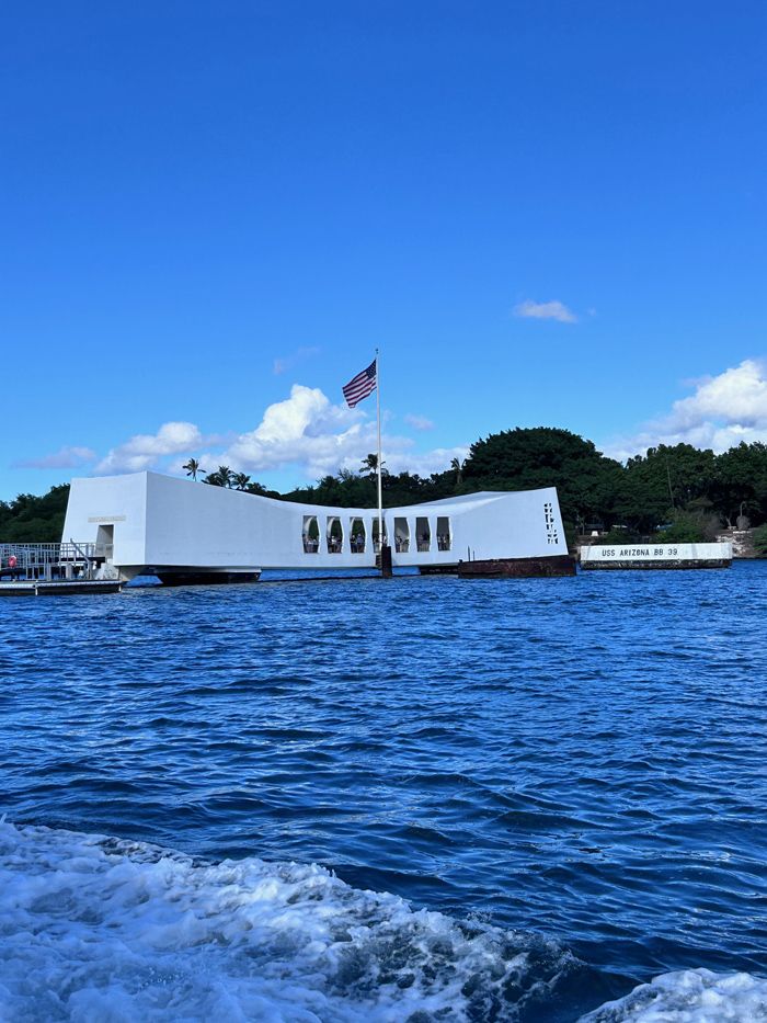 真珠湾攻撃の象徴ともいえる戦艦アリゾナ。訪問者はアングロサクソン系がめだった（筆者撮影）