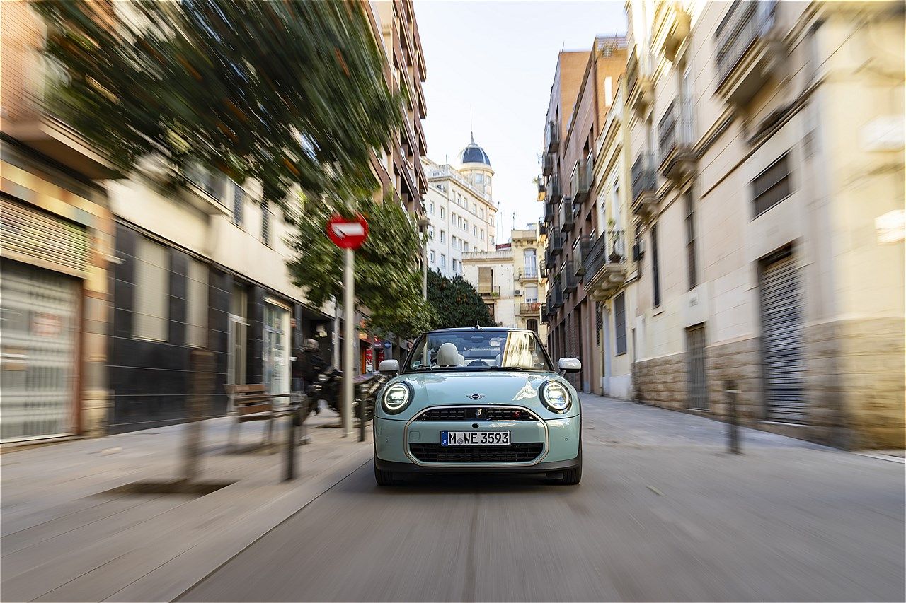 MINI（ミニ）の新型「ミニ・クーパー・コンバーチブルS」（写真：MINI）