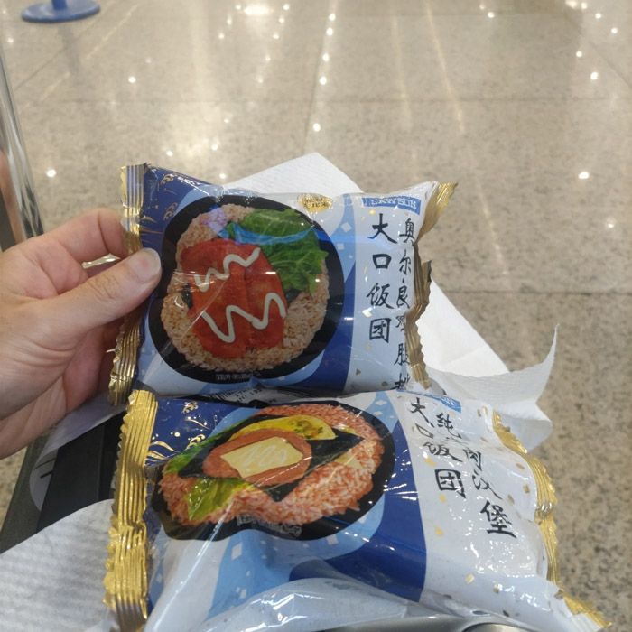 中国上海で買ったおにぎり。1個160円くらい。お米の量は日本のコンビニおにぎりの1.5倍くらいあり、具材は5倍くらい大きかった（写真：筆者撮影）