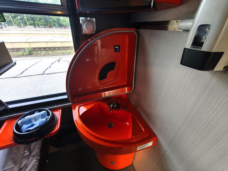 テーブルの蓋を開けると洗面台（筆者撮影）